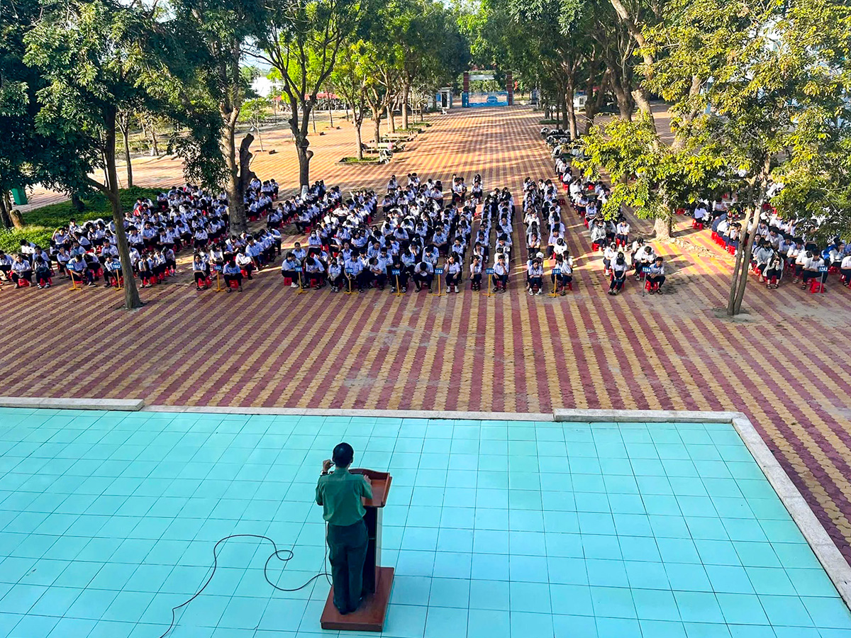Học sinh trường thpt Huỳnh Thúc Kháng - Sơn Mỹ chơi trò chơi dân gian:kéo co,trốn tìm,nhảy dây
