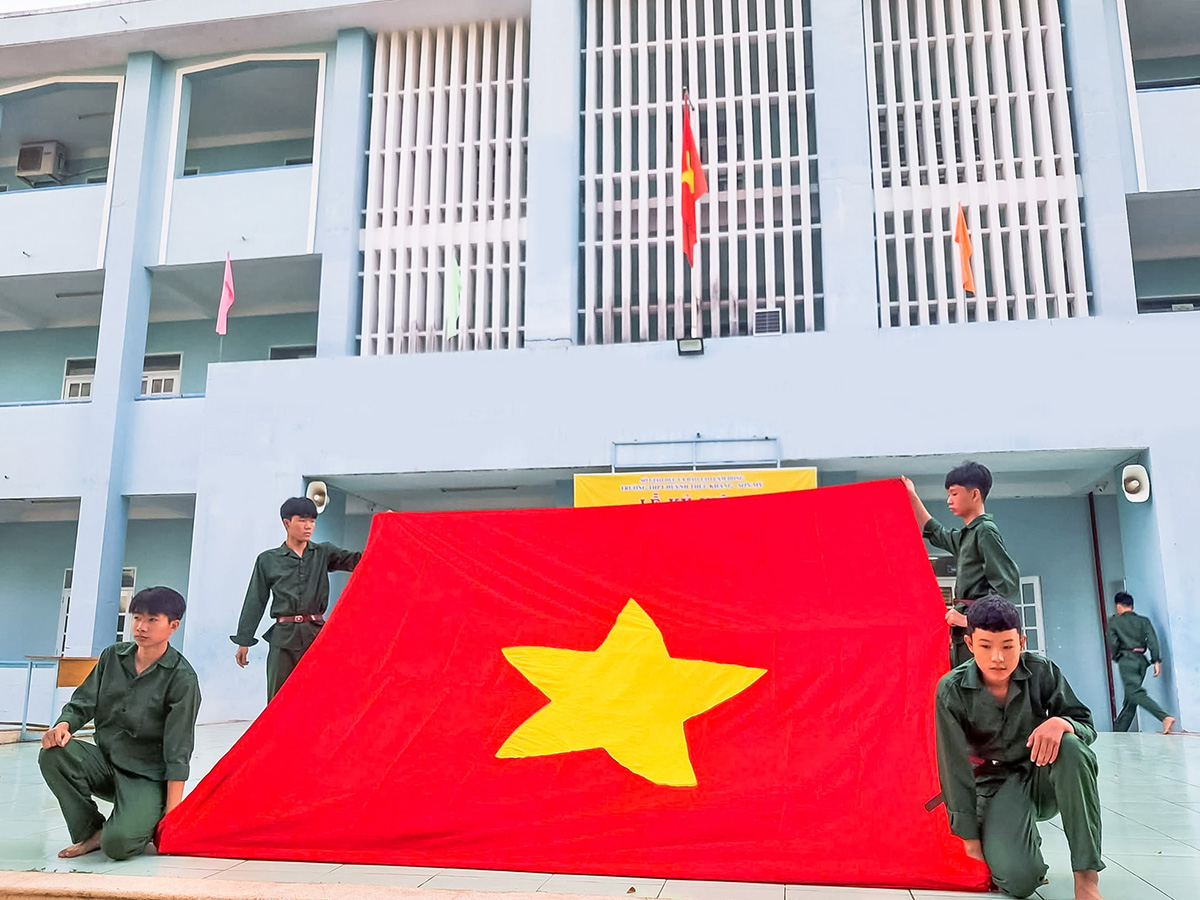 Tổ 2 lớp 12A4 trường THPT Huỳnh Thúc Kháng - Sơn Mỹ diễn kịch nhắn về Ứng xử văn minh nơi công cộng