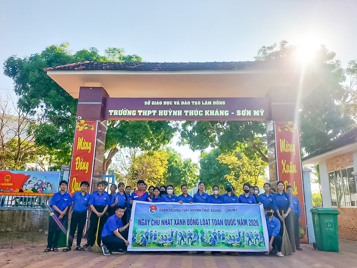 Học sinh trường THPT Huỳnh Thúc Kháng - Sơn Mỹ chơi trò chơi dân gian: Cướp Cờ